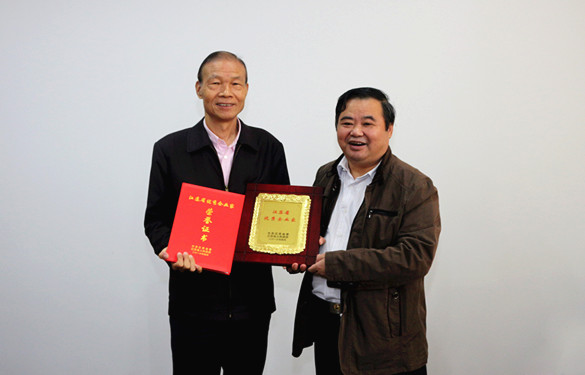 2016年10月12日，常州市經(jīng)信委副主任潘仁賢一行來上上電纜參觀調(diào)研，并為集團(tuán)董事長丁山華頒發(fā)江蘇省優(yōu)秀企業(yè)家獎(jiǎng)牌